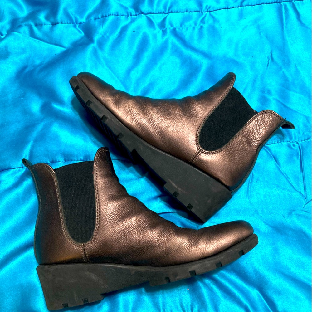 Women’s flexx pewter wedges! Very comfortable!